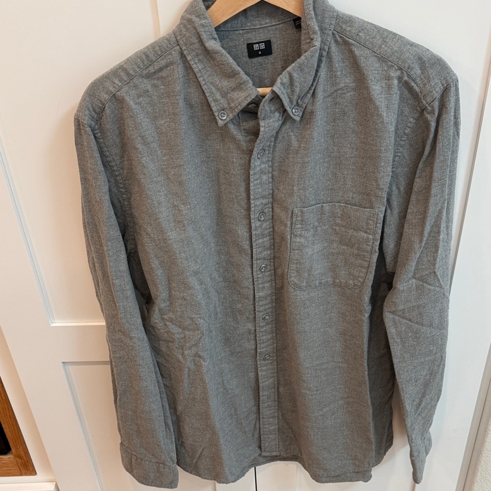 Uniqlo Men's Casual Gray Button-Down Shirt